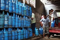 Pekerja melayani pembeli. Sebelumnya, pihak Pertamina telah menurunkan harga elpiji 12 kg dari Rp 47 ribu menjadi Rp 12 ribu. Jadi harga elpiji 12 kg kini adalah Rp 82.200, turun dari Rp 117.708. Namun ini harga dari Pertamina ke agen.