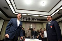 Hasyim Djojohadikusumo (kiri) saat dilantik menjadi Ketua Umum PB Percasi.