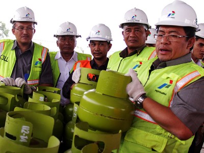 Gubernur Jabar Tinjau Pengisian Elpiji