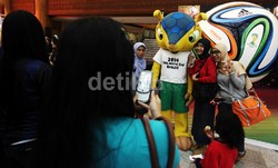 Boneka maskot Piala Dunia juga diserbu warga. Bahkan sebagian dari mereka ada yang berfoto bersama.