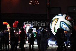 Warga melihat trofi Piala Dunia yang dipamerkan.