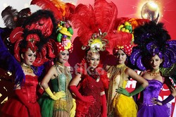 Wanita cantik yang mengenakan pakaian unik menyemarakkan acara tersebut.