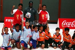 Warga juga bisa berfoto bersama mantan penyerang Manchester United, Dwight Yorke.