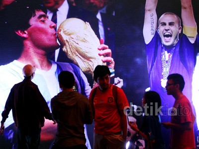Warga Antusias Lihat Trofi Piala Dunia