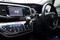 Untuk menambah kenyamanan pengendara All New Honda Odyssey dilengkapi fitur-fitur seperti steering wheel-mounted control, touch screen audio system, one push ignition system, dan cruise control.