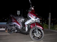 Bagasinya lapang dengan ukuran helm half face tapi tidak mengurangi keseimbangan dan kelincahan motor. Fitur keamanannya juga paling komplit, terdiri dari Smart Key Shutter, Smart Stand Switch, Smart Lock System. New GT125 Eagle Eye tersedia tiga warna pilihan Elegant Black, Luxury White, Premium Purple.