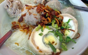 Bakso Super Spesial Pak Diran: Puas Makan Bakso Kenyal Gurih Plus Es Kelapa Jeruk