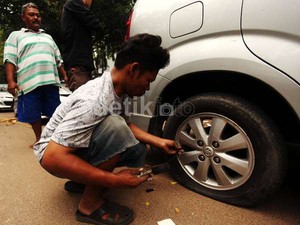 Jokowi-Ahok Tak Ingin Salah Tutup Usaha Tambal Ban