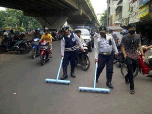 Penambal Ban yang Mangkal di Trotoar di Jaksel akan Ditertibkan