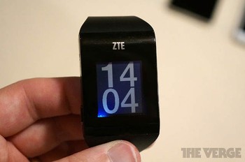 Rencana ZTE menghadirkan smartwatch di awal 2014 akhirnya terwujud. Perusahaan teknologi asal China ini terjun ke pasar wearable gadget dengan merilis BlueWatch. (Kredit foto: The Verge)