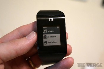 Disandingkan dengan ePaper display, BlueWatch dibenamkan sensor yang berfungsi sebagai pedometer. Alhasil, jam tangan pintar ini pun sekaligus punya fungsi merekam aktivitas si penggunanya. (Kredit foto: The Verge)