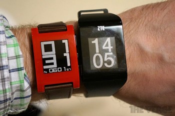 Jika dilihat dari segi desain, ZTE BlueWatch ini mirip sekali dengan smartwatch Pebble. Sedangkan untuk fitur, kurang lebih BlueWatch menawarkan sejumlah fitur yang sama seperti smartwatch kebanyakan. (Kredit foto: The Verge)