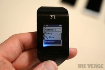 Soal daya tahan baterai, BlueWatch diklaim sanggup menyala hingga 7 hari dalam sekali pengisian baterai. Smartwatch ini pun tahan air dan bisa dibawa  menyelam ke kedalaman hingga 10 meter. (Kredit foto: The Verge)