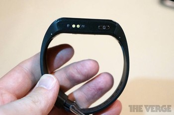 ZTE berencana akan menjual smartwatch-nya dengan harga lebih murah, sehingga bisa memikat konsumen. ZTE memang belum mengungkapnya secara resmi. Namun tak menutup kemungkinan smartwatch tersebut bakal dibanderol di angka USD 100 hingga USD 150. (Kredit foto: The Verge)