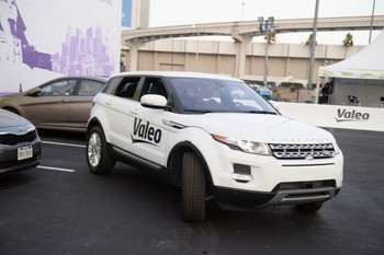     Teknologi mutakhir yang dipamerkan antara lain teknologi self-parking yang diadopsi mobil Range Rover Evouque. (kredit foto: Robyn Beck/AFP/Getty Images)