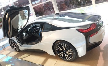 Kalau ini mobil sport BMW 8i. (kredit foto: Joe Klamar/AFP/Getty Images)