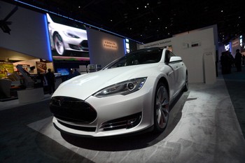 Mobil listrik Tesla yang juga dipamerkan di booth Panasonic. (kredit foto: David Becker/Getty Images)