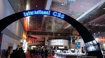 Ya, acara yang dimaksud adalah Consumer Electronics Show (CES). Berbagai teknolog terbaik dari produsen elektronik dipamerkan di sini. Mulai dari TV lengkung, mesin cuci pintar, hingga sistem suara yang semakin memanjakan telinga. CES 2014 digelar di Las Vegas, tepatnya di Las Vegas Convention.