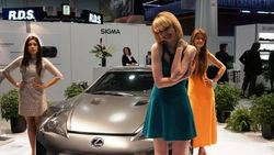 Lenggak-lenggok Model Seksi di CES 2014
