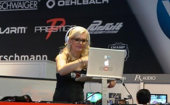 Karena banyak produsen speaker yang ikut meramaikan CES 2014, maka tak heran jika di salah satu sudut pameran tersebut ada DJ yang bakal menghibur para pengunjung. (eno/detikINET)