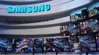Berbagai TV lengkung Samsung pun dipajang. Bahkan ada yang disatukan hingga membentuk TV raksasa.     