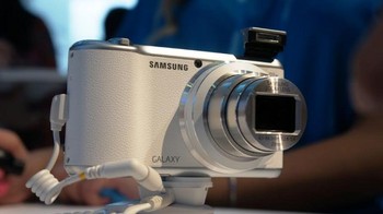 Galaxy Camera 2 sukses menyita perhatian para media yang hadir dalam CES 2014. Wajar saja, sebab ini memang produk baru yang banyak diperbincangkan.