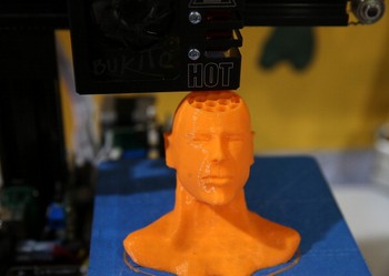 Sebuah printer 3D Bukito, misalnya, mampu menciptakan hasil cetak yang menyerupai wajah aktor Bruce Willis. (kredit foto: Justin Sullivan/Getty Images)