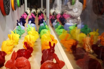 Ini dia salah satunya. Kelinci Filament hasil cetakan yang dibuat oleh Markebot Industri LLC 3D. (kredit foto: Patrick T. Fallon/Bloomberg/Getty Images)