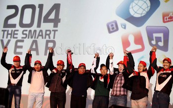 Direktur Utama Telkomsel Alex J. Sinaga saling bergandengan tangan dengan jajaran direksi.