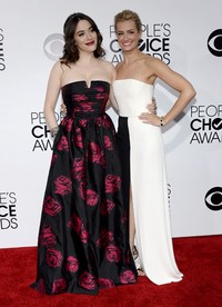 Kat Dennings dan Beth Behrs berpose bersama. REUTERS/Kevork Djsnsezian.