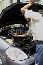 KPK Cek Kondisi Mobil Akil Mochtar