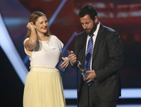 Aktris Drew Barrymore mempersembahkan penghargaan Favorite Comedic Movie Actor  kepada sahabatnya Adam Sandler. REUTERS/Mario Anzuoni.