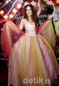     Ini spesial buat aku karena ulang tahun aku. Konsepnya aku seperti Barbie. Ini grand party birthday aku, ujarnya sumringah. Akew/detikHOT.