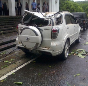 Bruk, Pohon Pinus Tumbang Toyota Rush Milik PNS di Balai Kota Bandung