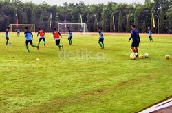 Hal ini tampak dari menu-menu latihan yang dilahap 29 pemain timnas kala menjalani latihan di lapangan Universitas Negeri Yogyakarta (UNY), Kamis (9/1/2014) pagi WIB. Memulai latihan sejak pukul 6.30 pagi dengan pemanasan, para pemain non-kiper langsung diinstruksikan untuk memainkan bola.