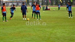 Indra Sjafri memantau langsung latihan tersebut.