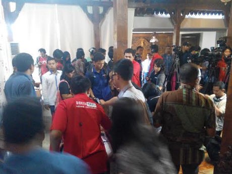 Tak Ingin Seperti di Istana, Jumpa Pers di Rumah Anas Digelar Lesehan