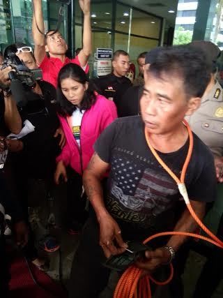 Pria Bertato Datang dengan Tali Gantungan ke KPK, Tagih Janji Anas