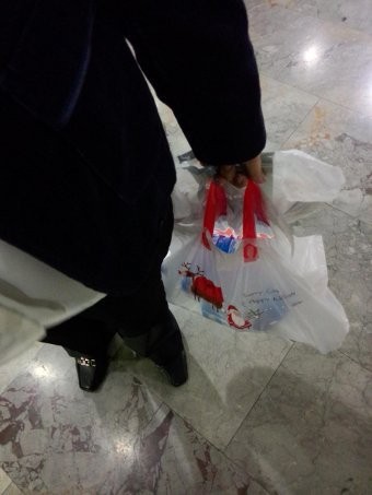 Anas Dapat Kiriman Camilan dan Baju Ganti