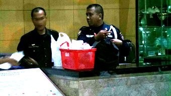 Keluarga Bawa Dua Koper Baju dan Makanan Untuk Anas