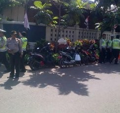 Belasan Loyalis Anas Berjaga di Pagar Rumah Anas