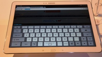 Untuk tata letak dan tombol mirip dengan Galaxy Note 10.1. Dua tombol haptic dan tombol fisik di bagian depan.