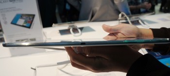 Sedangkan sisi kiri dan kanan terdapat slot microSD, jack audio, dan speaker. Slot untuk stylus juga diletakkan di samping.
