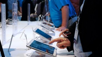     Banyak fitur-fitur menarik didalamnya salah satunya Fungsi profesonal lain semakin dipertegas dengan hadirnya fitur Remote PC. Aplikasi ini memungkinkan para penggunanya mengenalikan Galaxy Note Pro melalui komputer.