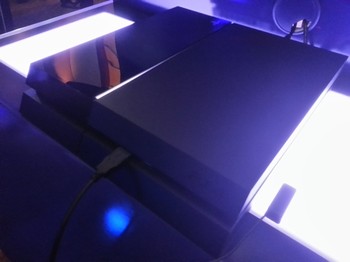PS4 dibanderol dengan harga Rp 6,9 juta untuk paket standar yang terdiri dari konsol game PS4, stik kontroler DualShock 4, serta kabel-kabel pendukungnya.