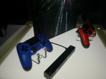 Selain warna hitam yang ditawarkan dalam paket standar, Sony juga menawarkan stik kontroler DualShock 4 dalam dua varian warna lainnya yakni merah dan biru.