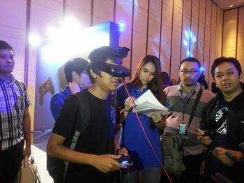 Gadget menarik yang ikut diperkenalkan Sony adalah Head Mounted Display dengan tipe HMX-T3. Perangkat ini menyodorkan sensasi bak menonton pada layar 750 inch dari jarak 20 meter saat menggunakannya.