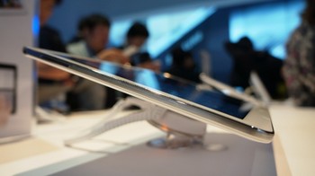 Dari desain ataupun ukuran, Galaxy Tab Pro sama dengan Galaxy Note Pro. Hanya saja Samsung menyediakan versi yang lebih mungil yakni 10,1 inch dan 8,4 inch.