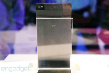     ZTE memperkirakan masih sekitar 2 tahun lagi ponsel modular ini akan hadir. (kredit foto: engadget)