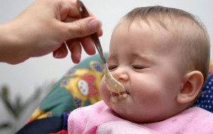 Bayi yang Disuapi Lebih Berisiko Obesitas daripada yang Makan Sendiri